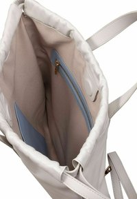 Borsa a tracolla in pelle grigia chiara con una texture morbida, caratterizzata da un design non strutturato, tasche interne e una fodera in tessuto leggero.