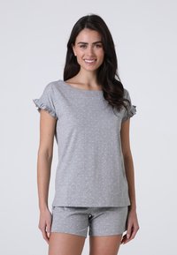 Set di pigiami grigio a maniche corte con pois bianchi, caratterizzato da maniche a balze e pantaloni coorditati. Realizzato in tessuto morbido e elasticizzato.