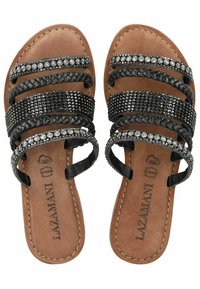 Sandales noires à glissière avec plusieurs brides tressées et embellies, accents argentés et semelle intérieure texturée marron.