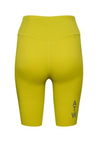 Hoog-getailleerde fietsshorts van felle gele stof met een gladde textuur. "ATW" logo bedrukt in marineblauw aan de linker onderzijde.
