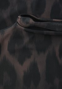 Zwarte meshstof met een gestructureerd oppervlak en subtiele patronen. Het materiaal is lichtgewicht en ademend met een zachte val.