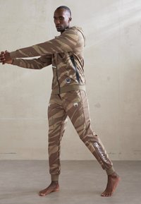 Venum UFC FIGHT WEEK JOGGERS - Dresside alumine osa - desert camo