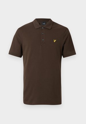 Braunes Poloshirt mit kurzen Ärmeln, drei Knöpfen und einem kleinen gelben Adler-Logo auf der linken Brust.