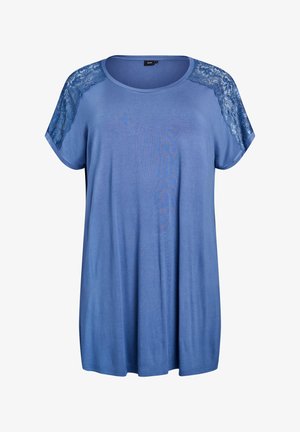 Sinine lühikeste varrukatega topp, mis on valmistatud pehmest kangast. Omab pitsi aktsente õlgadel ja ümarat kaelust. Loodud lõdva ja mugava kujundusega.