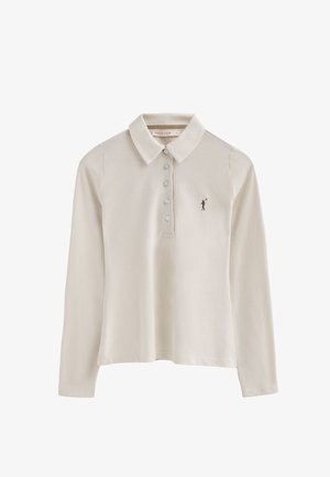 Polo a maniche lunghe in cotone beige chiaro, con colletto, pattina con cinque bottoni e una piccola figura ricamata sul lato sinistro del petto.