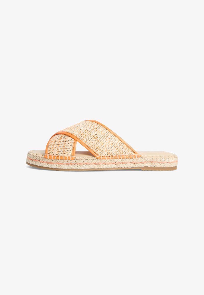 Sandale plate à bride glissière avec brides croisées tissées et semelle tressée en tons beige naturel et orange clair.