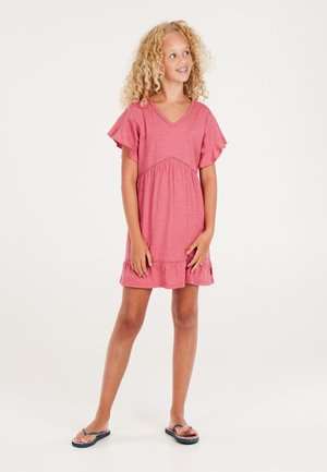 Korte roze jurk met korte gerimpelde mouwen, een V-hals en een geraffineerde taille. Heeft een gerimpelde zoom en decoratieve stiksel. Slippers.