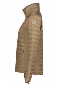 Jasnobrązowa pikowana kurtka z wysokim kołnierzem, boczną kieszenią na zamek, elastycznymi mankietami oraz okrągłą naszywką z logo na górnej części rękawa, widoczna z boku.