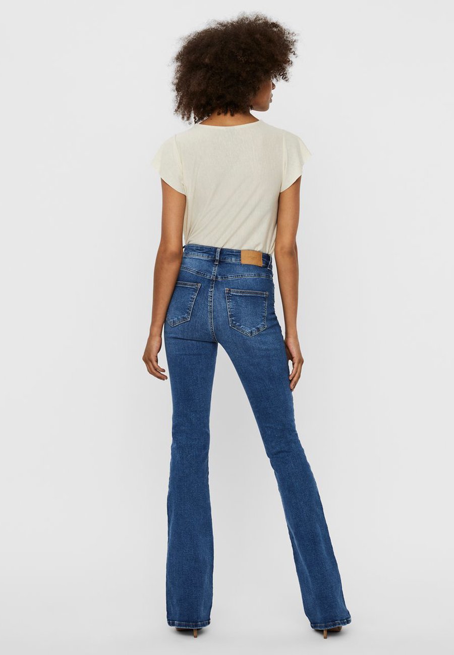 Vero Moda Bootcut jeans - medium blue denim/blue denim - Zalando.de