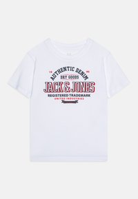 Bijela pamučna majica s odvažnim otiskom u crvenom i plavom tekstu, uključujući "Autentični denim" i "Jack & Jones", s okruglim izrezom.
