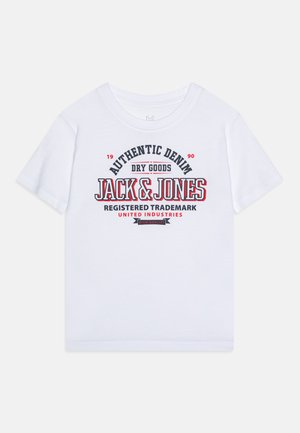 Bijela pamučna majica s odvažnim otiskom u crvenom i plavom tekstu, uključujući "Autentični denim" i "Jack & Jones", s okruglim izrezom.