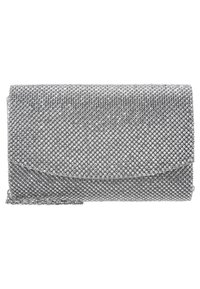 Srebrna kopertówka pokryta cekinami, z klapą zamykaną na zatrzask i łańcuszkowym paskiem. Gładka tekstura, prostokątny kształt i błyszcząca powierzchnia.