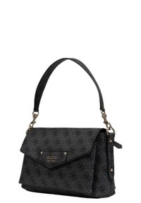 Borsa nera con superficie strutturata, dettagli dorati e pattina pieghevole. Presenta una tracolla e un sottile motivo con logo su tutta la superficie.