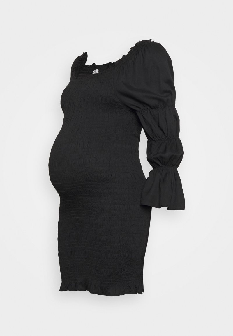 Veste de maternidade preta com textura franzida, decote à off-the-shoulder, mangas bufantes e barra com babados, projetada para um silhueta ajustada.