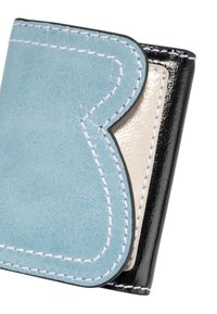 Leren portemonnee met een blauwe buitenkant met witte stiksels, zwarte randen en een contrasterende lichte binnenkant. Uniek gebogen ontwerp aan de bovenkant.