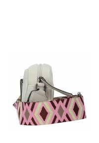 Borsa in pelle color crema con finitura testurizzata e chiusura con zip. Presenta una tracolla a motivi rosa, verde e marrone con forme a diamante.