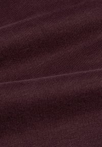 Bordeaux gebreide stof met een zachte textuur en ribbelpatronen, die gladde, licht glanzende vezels in subtiele variaties toont.