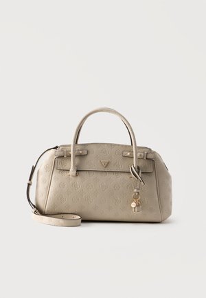 Sac à main beige de créateur avec motif embossé, doubles poignées, bandoulière amovible et détail de breloque et serrure dorés.