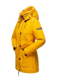 Geltonas parka tipo švarkas su aukštu apykakle, reguliuojama gobtuvo virve, dviem priekinėmis kišenėmis ir mygtukų užsegimais. Pasižymi lygiu paviršiumi ir prekės ženklo logotipu.