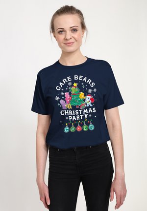 Mørkeblå bomulds t-shirt med et farverigt grafik af Care Bears og et juletræ, med teksten "Care Bears Christmas Party Cheer."