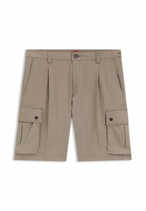 Beige cargoshorts med frontknap og lynlås, bæltestropper, to sidelommer og to klaplåslommer med sorte trykknapper på benene.
