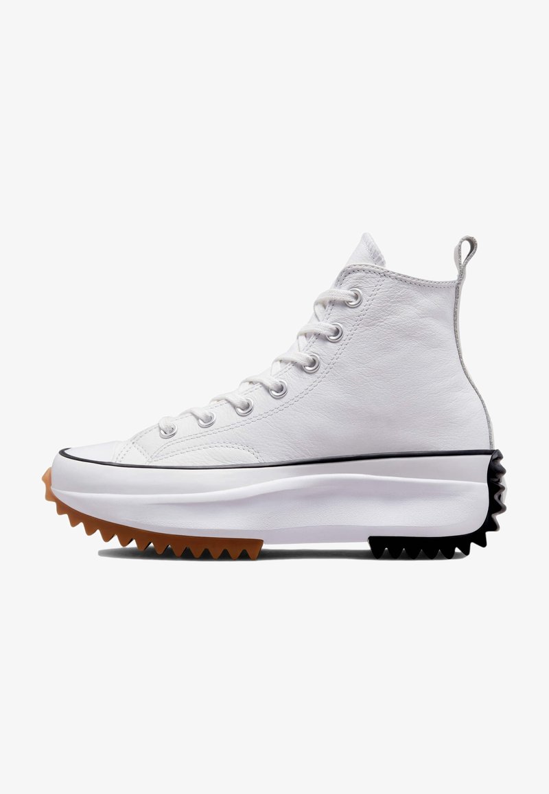 Weißes Leder-High-Top-Sneaker mit einer strukturierten, klobigen Sohle; kontrastierende schwarze und Gummi-Akzente; verfügt über sechs Ösen und eine Fersenlasche.