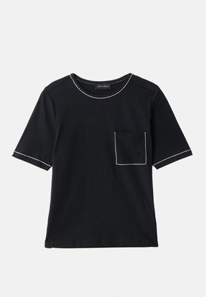 Sort t-shirt med korte ærmer med hvid kontrastsyning på kraven, ærmekanterne og forreste brystlomme.