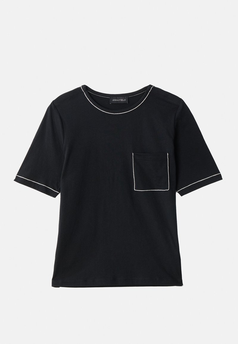 Μαύρο κοντομάνικο μπλουζάκι με λευκή αντίθετη ραφή στο γιακά, τις άκρες των μανικιών και την μπροστινή τσέπη στο στήθος.