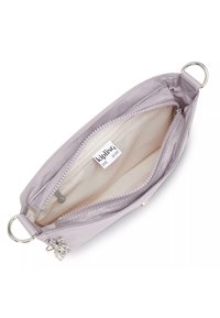 Pochette in nylon lilla con una texture liscia, zip superiore e un'etichetta interna. Presenta un anello d'argento per il fissaggio e hardware decorativo.