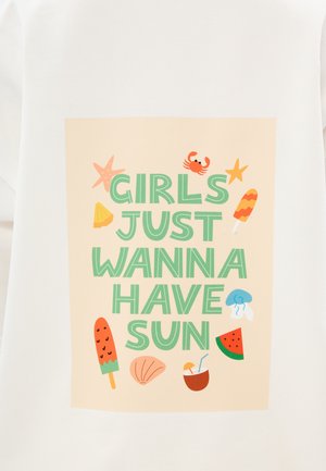 Weißes T-Shirt mit einer beigen Grafik und dem Text "MÄDCHEN WOLLEN NUR SONNE" sowie bunten Icons wie Eiscreme, Krebs, Seestern und Wassermelone.