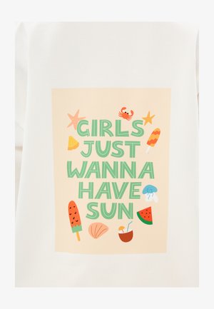 Weißes T-Shirt mit einer beigen Grafik und dem Text "MÄDCHEN WOLLEN NUR SONNE" sowie bunten Icons wie Eiscreme, Krebs, Seestern und Wassermelone.