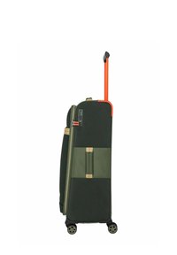 Valise souple de couleur vert foncé avec quatre roues, poignée latérale, poignée rétractable orange et serrure à combinaison intégrée.