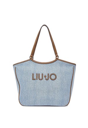 Sac fourre-tout en denim bleu clair avec garniture et poignées en cuir marron, arborant le logo "LIU · JO" à l'avant.
