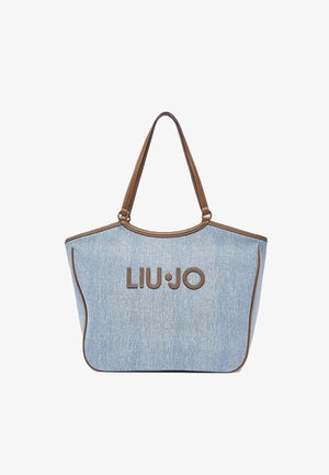 Bolso tote de mezclilla azul claro con ribete y asas de cuero marrón, con el logo "LIU · JO" en el frente.