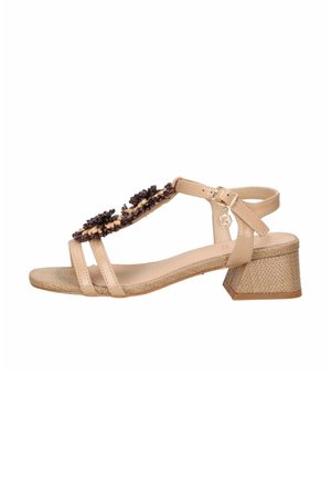 Sandal beige con tacco a blocco e due cinturini anteriori, decorati con accenti floreali intrecciati marrone scuro e color cuoio, e cinturino alla caviglia con fibbia dorata.