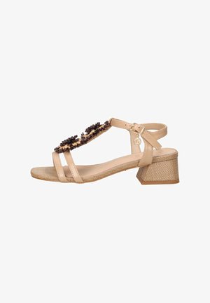 Sandal beige con tacco a blocco e due cinturini anteriori, decorati con accenti floreali intrecciati marrone scuro e color cuoio, e cinturino alla caviglia con fibbia dorata.