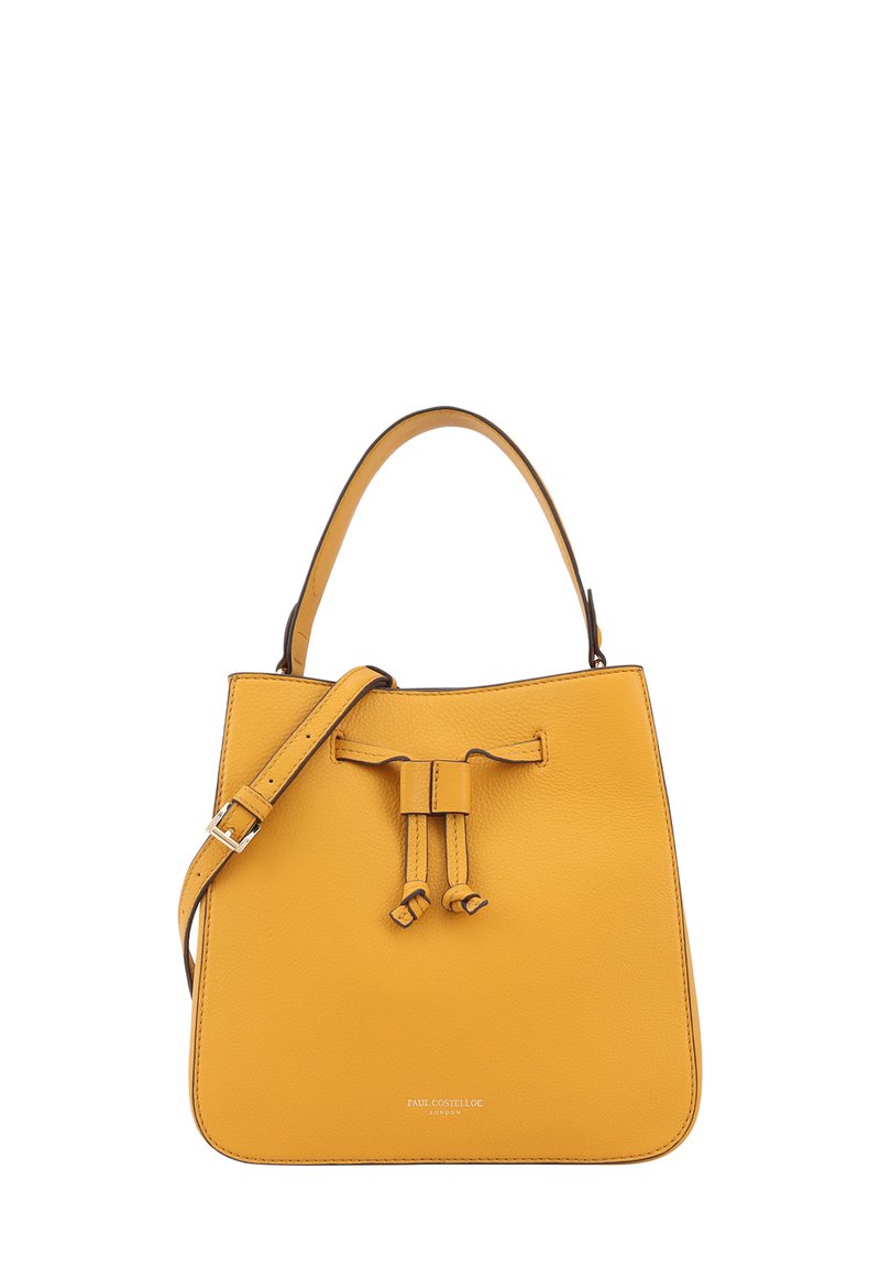 Sac seau en cuir jaune avec un fond plat, fermeture à cordon et une bandoulière ajustable. Texture lisse et design simple.