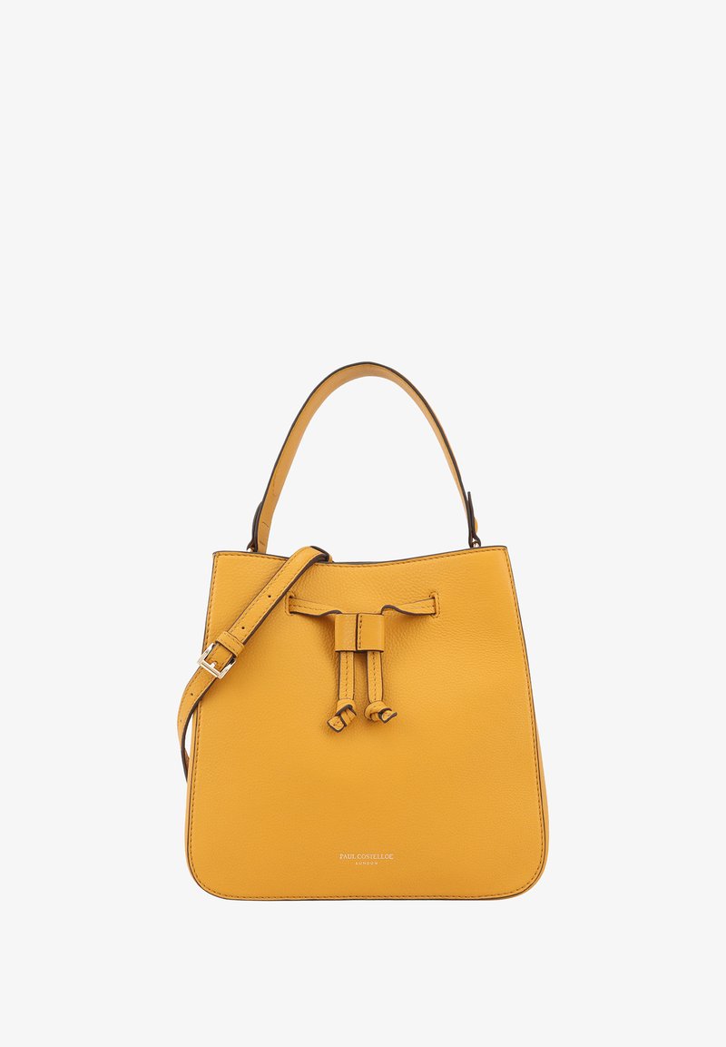 Sac seau en cuir jaune avec un fond plat, fermeture à cordon et une bandoulière ajustable. Texture lisse et design simple.