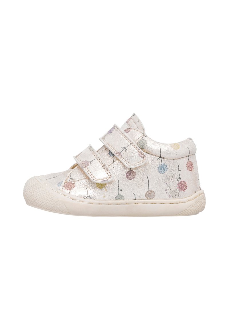 Sneaker per bambini di un luccicante rosa chiaro con due cinturini in Velcro e un motivo floreale multicolore, suola in gomma bianca testurizzata.