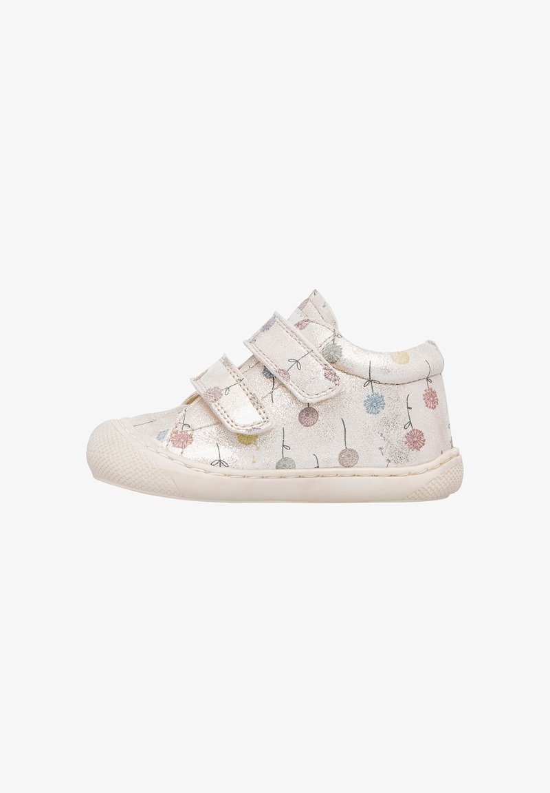 Sneaker per bambini di un luccicante rosa chiaro con due cinturini in Velcro e un motivo floreale multicolore, suola in gomma bianca testurizzata.