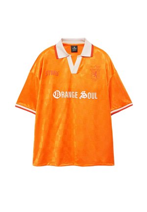 Fel oranje sportshirt met korte mouwen, een witte en rode kraag, de tekst "ORANGE SOUL" en een leeuwenkroon op de borst.