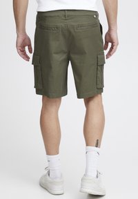 Olivengrønne cargo-shorts med flere sidelommer, flad front og afslappet pasform, lavet af letvægtsbomuldsstof.