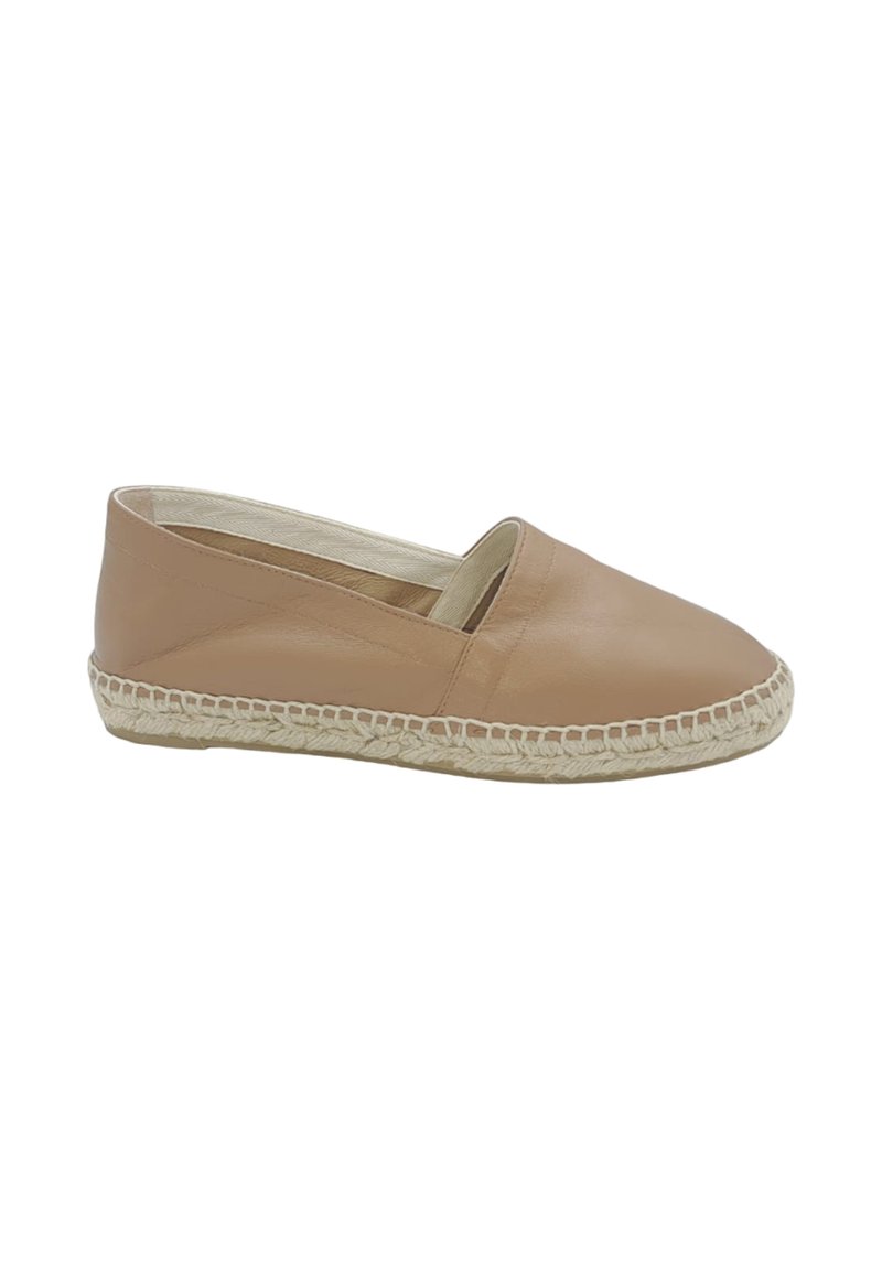Espadrille de cuero marrón con punta redondeada, aberturas laterales elásticas y suela de yute trenzado. Textura suave sin patrones visibles.