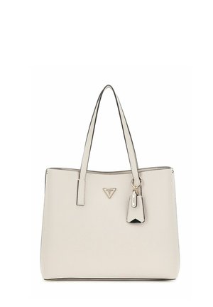 Borsa tote in pelle beige con doppi manici, logo triangolare in metallo Guess e ciondolo portachiavi con targhetta Guess.