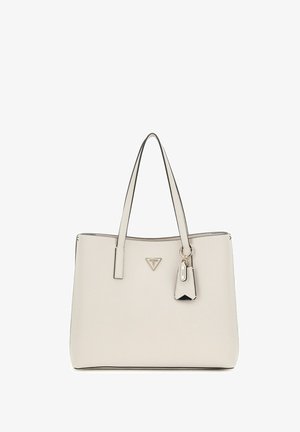 Beige leren boodschappentas met dubbele handvatten, driehoekig metalen Guess-logo en een bevestigd sleutelhangerbedeltje met Guess-label.