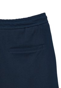 Il tessuto dei pantaloni blu navy presenta una trama texturizzata, con una vita elastica e una singola tasca posteriore a filetto.