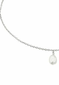Collar de cadena de plata con un colgante de perla blanca de forma irregular. La cadena tiene eslabones ovalados y un cierre simple.