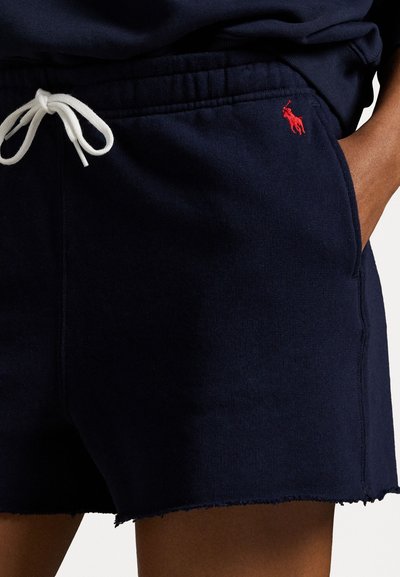 Marineblauwe katoenen shorts met een rafelige zoom, voorzien van een witte trekkoord en een klein rood geborduurd paardenlogo aan de zijkant.