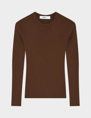 Bruine ribgebreide trui met lange mouwen, ronde hals en een zichtbaar merkembleem aan de binnenkant van de kraag.