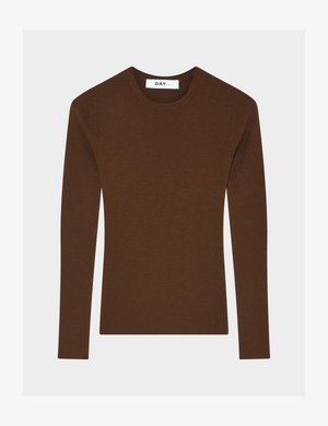Bruine ribgebreide trui met lange mouwen, ronde hals en een zichtbaar merkembleem aan de binnenkant van de kraag.